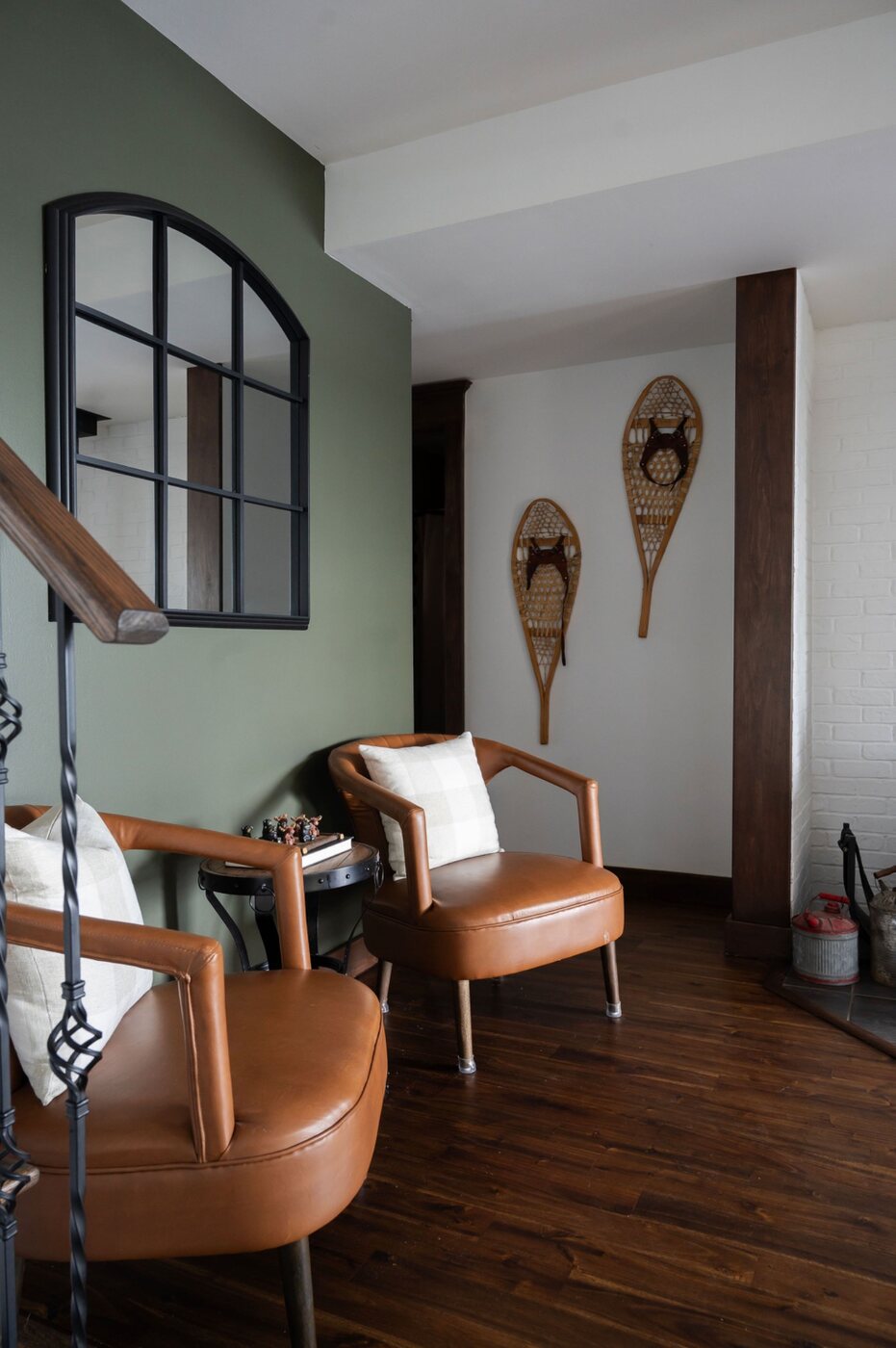 Sitting area with leather chairs and rustic cottage details